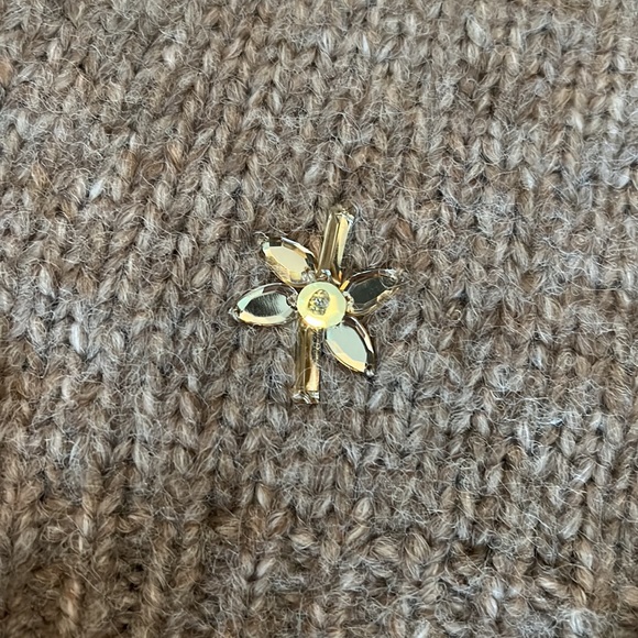 Beige sweater with sparkly flowers and poofy shoulders - Picture 2 of 5